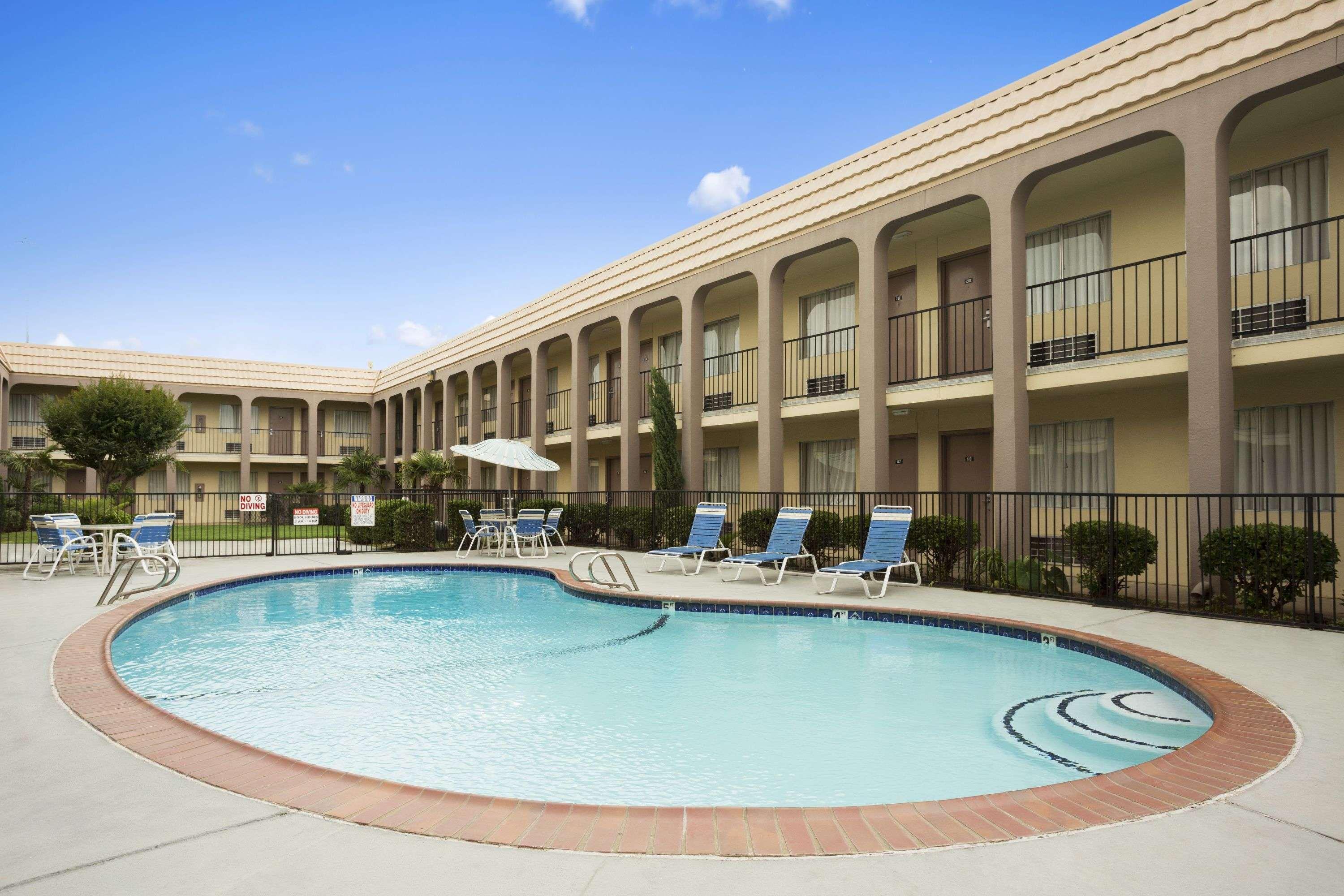 Days Inn By Wyndham Dallas Irving Exteriör bild
